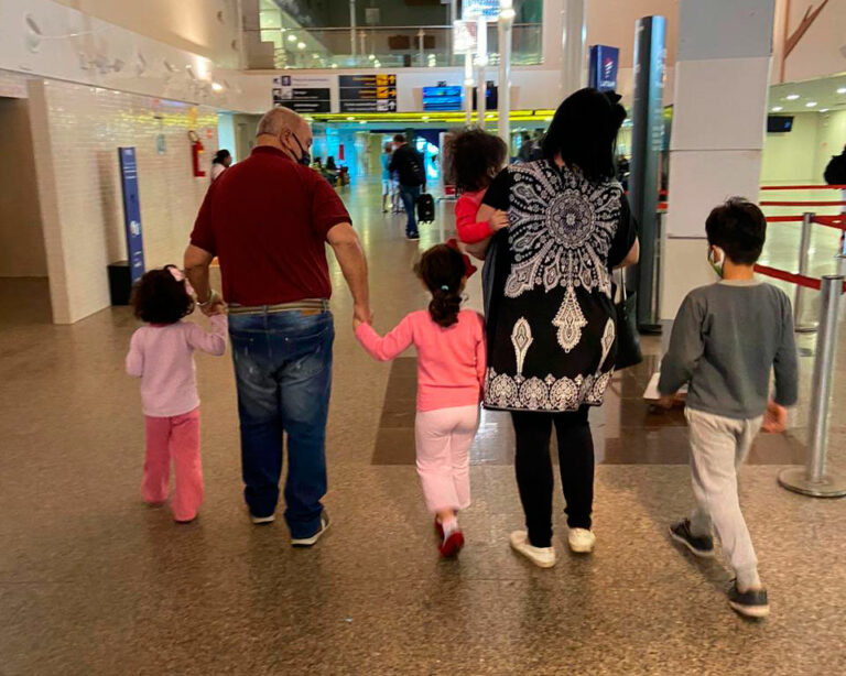 Mulher do Rio Grande do Sul realiza o sonho de ser mãe ao adotar 4 irmãos no Acre