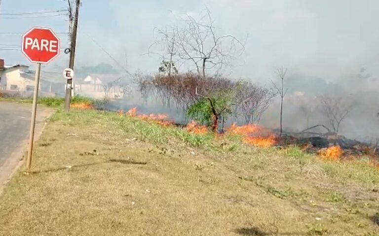 Vídeo: Fogo toma conta de terreno na lateral do Centro Universitário Uninorte