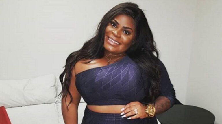 Jojo Todynho sensualiza de biquíni fio-dental em passeio de lancha