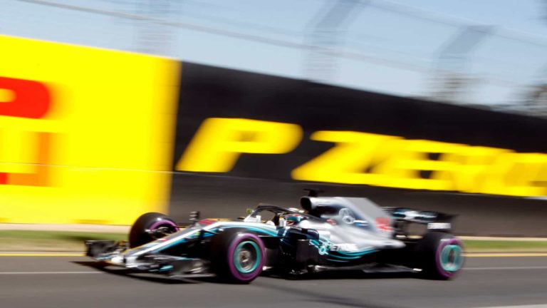 Hamilton cresce no fim, quebra recorde e garante a pole do GP