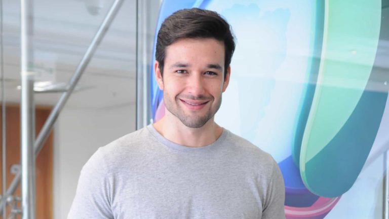 Sergio Marone surge pelado na web e imagem viraliza