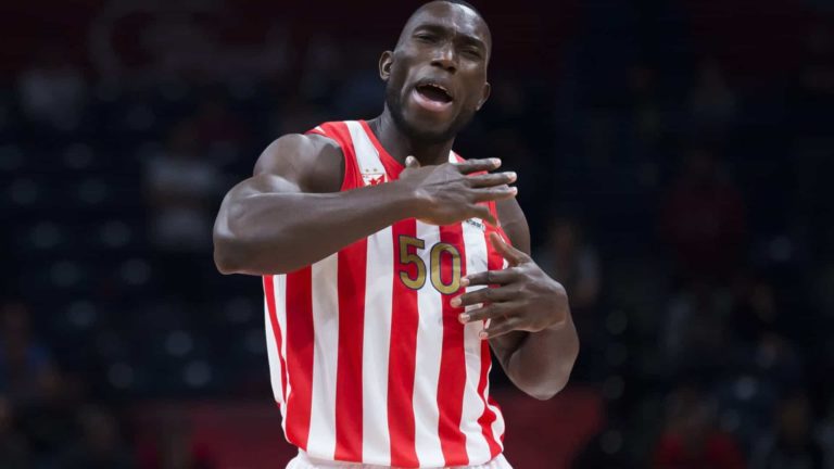 Jogador de basquete sofre enfarte e morre aos 27 anos durante treino