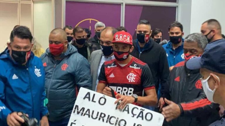 Chileno Mauricio Isla chega ao Rio e é recebido pela torcida do Flamengo