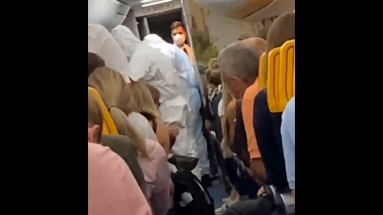 Passageiro é retirado de avião após testar positivo para Covid; VEJA VÍDEO