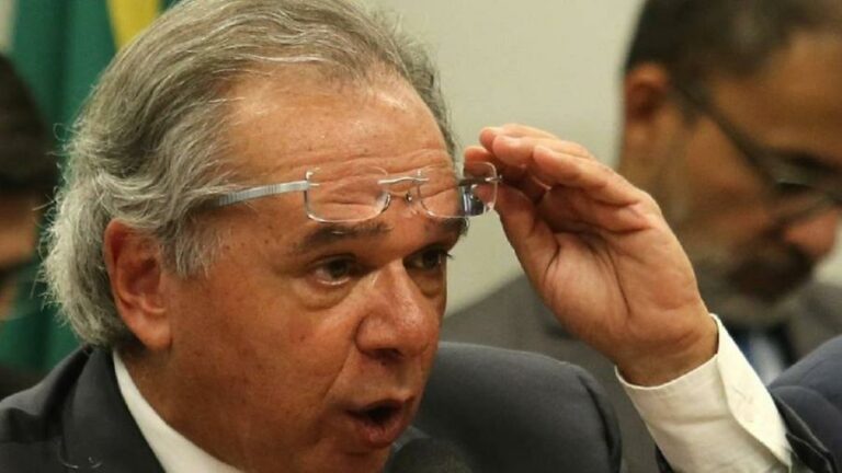 Com pressão por Orçamento, Guedes tenta segurar gastos e quer unificar PECs