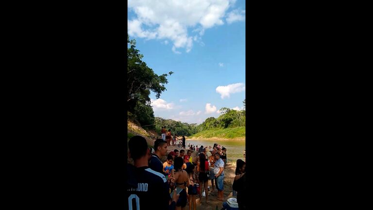 Em meio à pandemia, praia em Sena Madureira registra grande aglomeração
