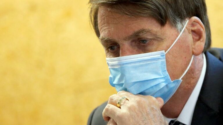 Bolsonaro diz a repórter: ‘Minha vontade é encher tua boca com uma porrada’