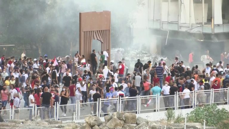 Protestos crescem no Líbano, manifestantes invadem prédios do governo e ministros renunciam