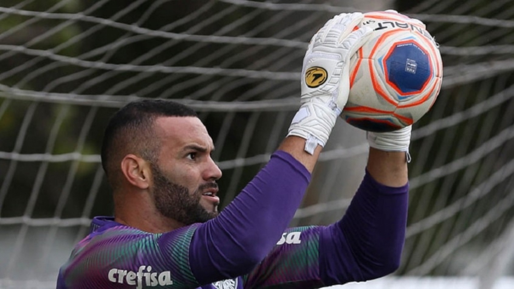 Goleiro Weverton é anunciado como garoto-propaganda de marca famosa