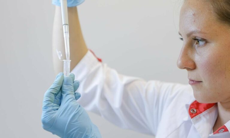 Se não for bem testada, vacina russa pode causar mutação e tornar vírus da Covid-19 mais resistente, alertam cientistas