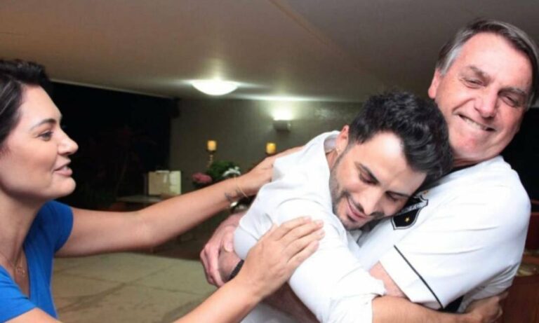 Bolsonaro e Michelle fazem festa surpresa para maquiador Agustino Fernandez na Alvorada; veja fotos