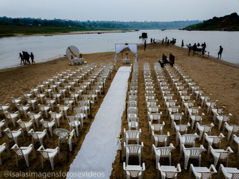 Casal escolhe praia do Rio Purus para celebrar matrimônio e evento repercute no AC