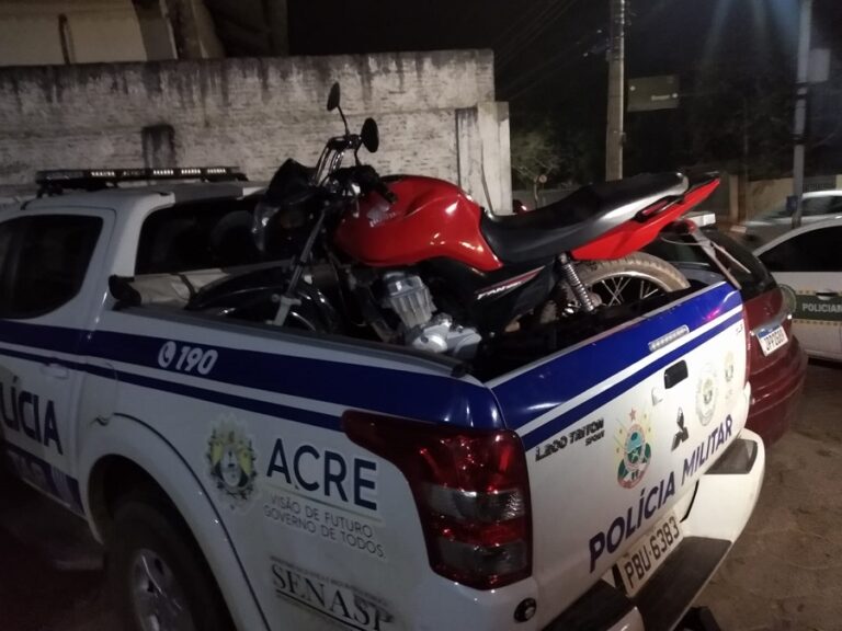 Assaltantes roubam motocicleta em posto de gasolina na Estrada da Sobral