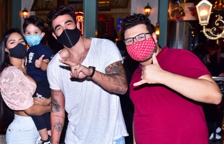 Flay, Gui, Victor Hugo e mais participantes do BBB se encontram em restaurante