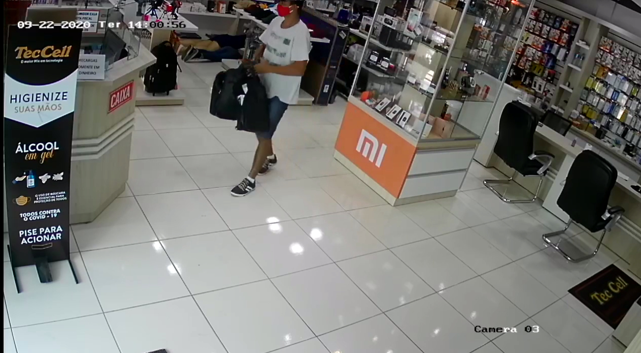 Vídeo: Criminosos rendem funcionários de loja e roubam R$ 4 mil no interior do Acre