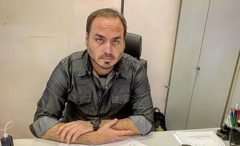 Deputados bolsonaristas reclamam do temperamento de Carlos Bolsonaro