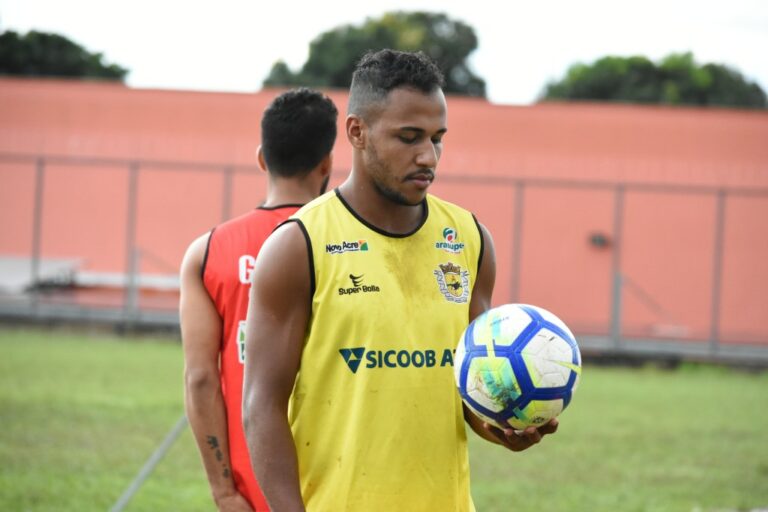 Galvez não terá Adriano e Atlético rescinde com oito jogadores