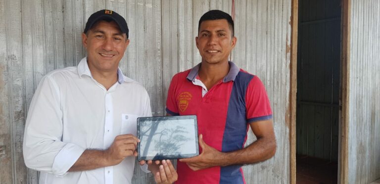 Jesus Sérgio comemora chegada do tablet para agentes comunitários no Acre