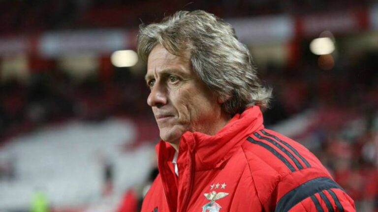 Torcida do Benfica protesta contra Jorge Jesus