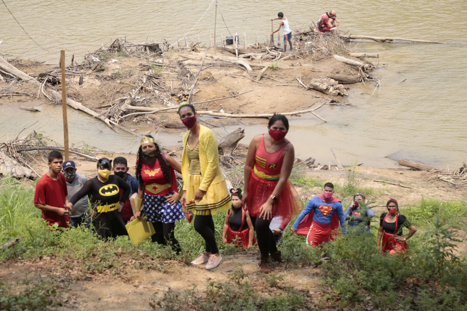 Professores se transformam em “super-heróis” para levar conteúdos a escolas no interior