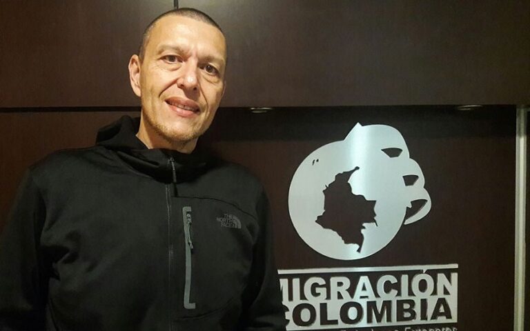 Sobrinho de Pablo Escobar encontra sacola de dinheiro em parede de apartamento na Colômbia