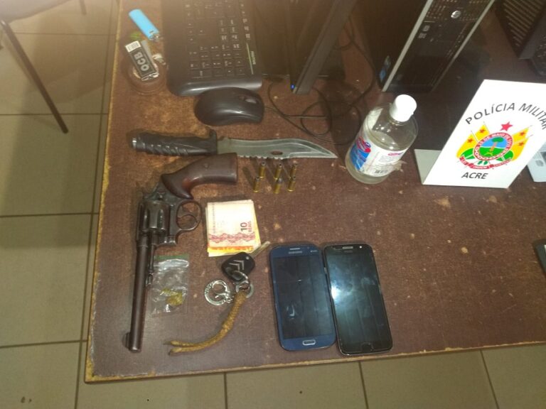 Polícia prende dois homens e uma mulher por assaltos e porte ilegal de arma; trio já procurado