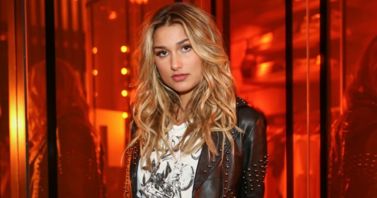 Sasha Meneghel esbanja beleza e boa forma em ensaio na praia