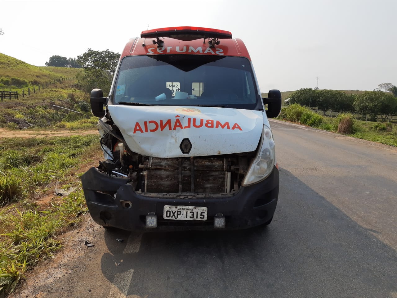 Bois soltos na BR-364 causam acidente com viatura do Samu que transportava paciente