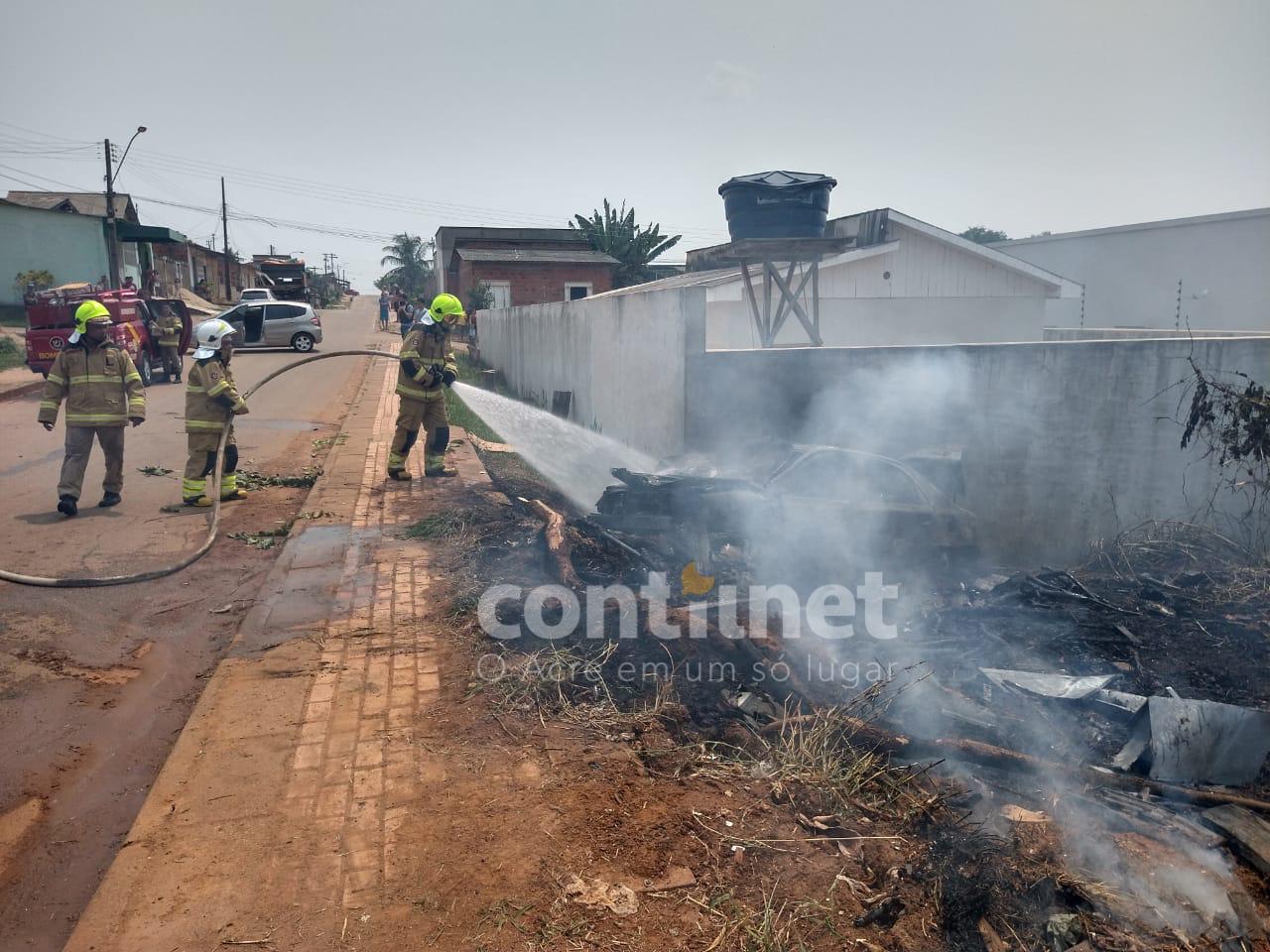 Em perseguição à suspeito de tráfico, táxi cai em barranco e acaba em chamas na Capital