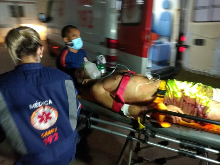 Dois jovens são atingidos por tiros na noite desta segunda; atiradores estavam em um taxi