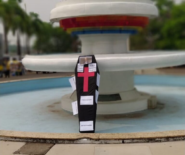 Em greve há 23 dias, trabalhadores dos Correios carregam caixão com foto de Paulo Guedes