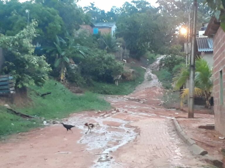 Presidente de bairro mostra situação de ruas com lama e buracos: “Tenha dó, prefeito”