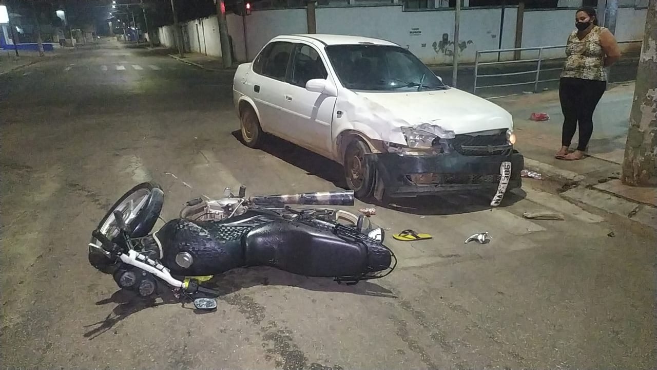 Motociclistas armados ficam feridos após colidirem com carro em cruzamento