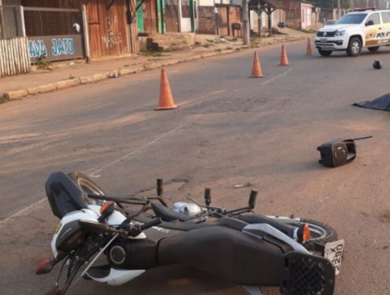 VĂdeo mostra momento em que motociclista colide contra palmeira na Amadeo Barbosa