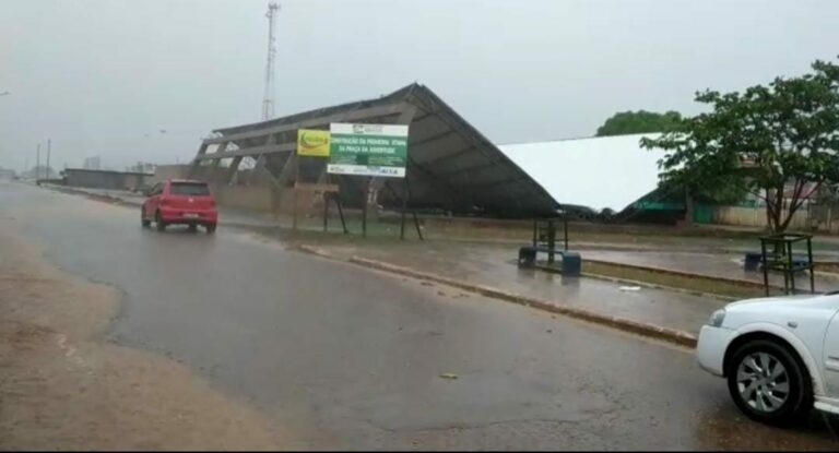 Forte ventania derruba ginásio de quase R$ 1 milhĂŁo em Epitaciolândia; veja vĂdeo