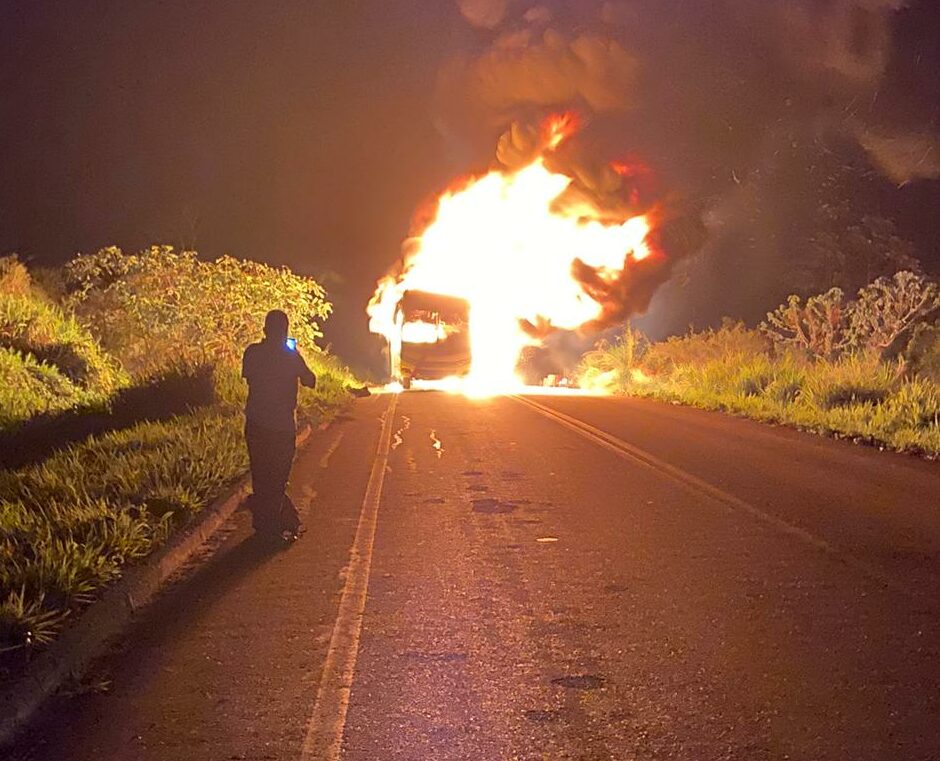 Fogo em ônibus que saiu de Cruzeiro do Sul para Rio Branco pode ter começado em pneu