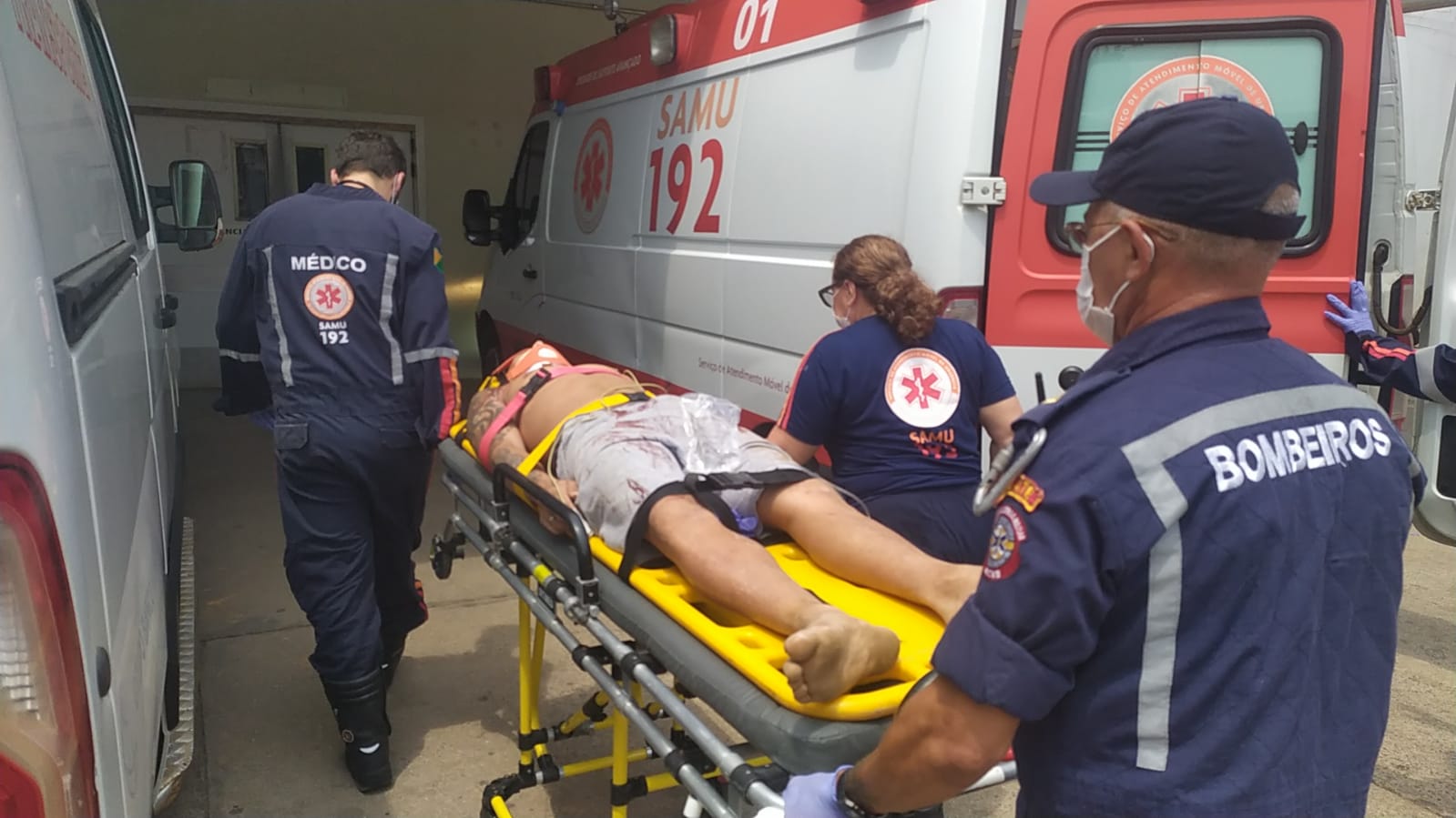 Jovem baleado por faccionados enquanto trabalhava pode ficar paraplégico