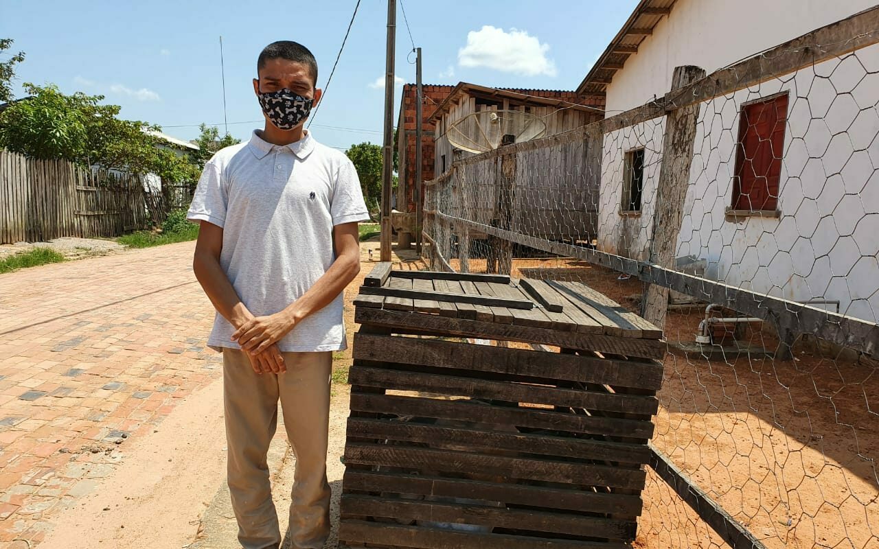 Com ajuda de moradores, presidente de bairro constrói mais de 200 lixeiras em Sena