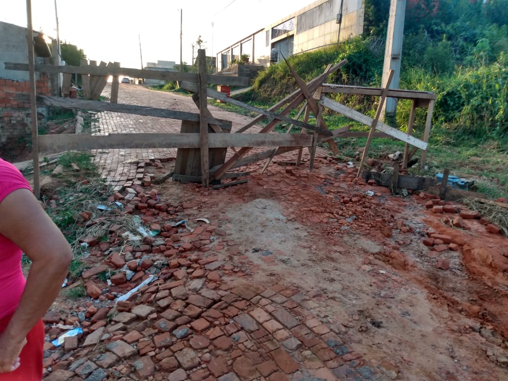 Revoltados com prefeitura de Sena, moradores interditam rua esburacada com estacas