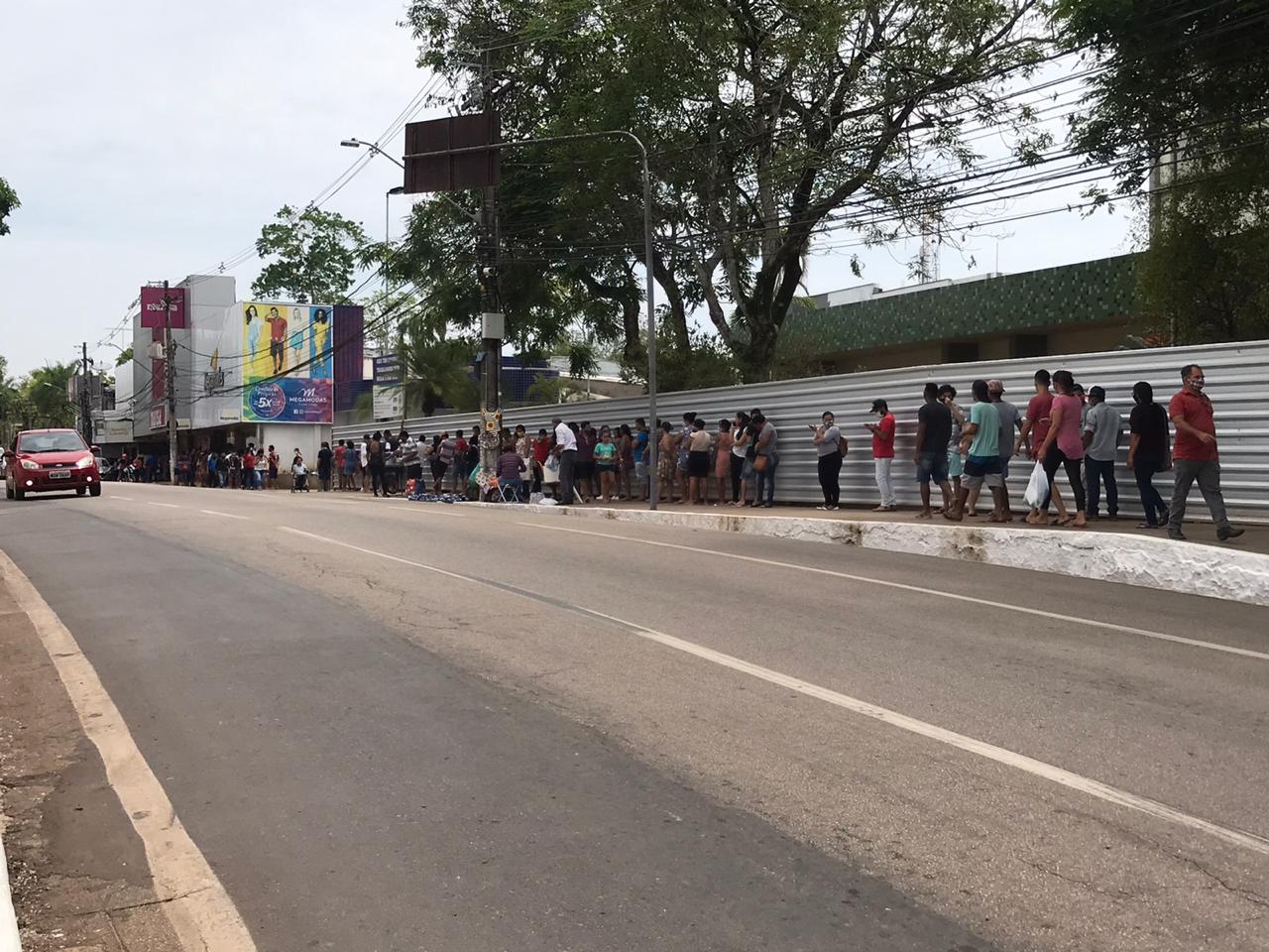 Sem distanciamento entre pessoas, fila da Caixa no Centro se estende até o Palácio