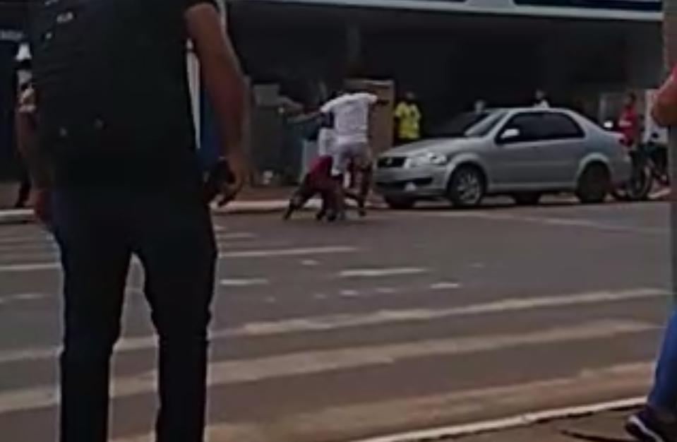UFC na Sobral: Homens brigam no meio da rua e por pouco não são atropelados