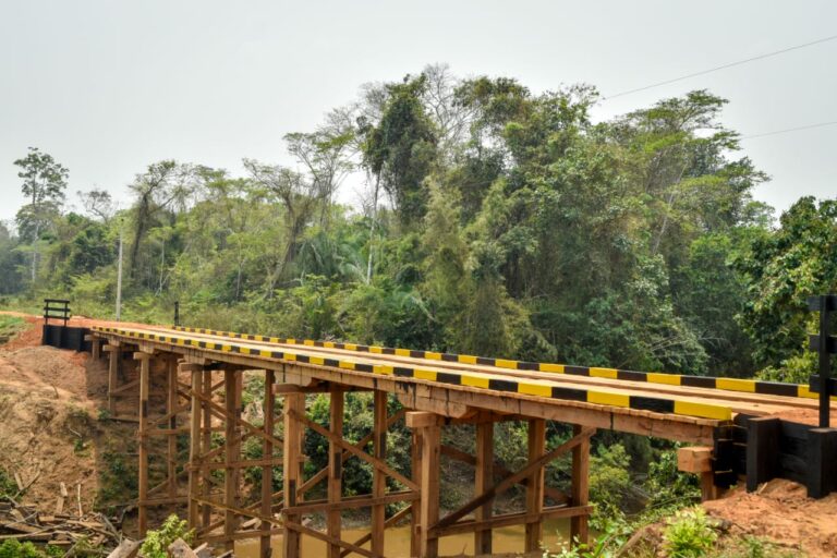 Mãos à obra: prefeita e secretário vistoriam obras no Km 59 em Brasileia
