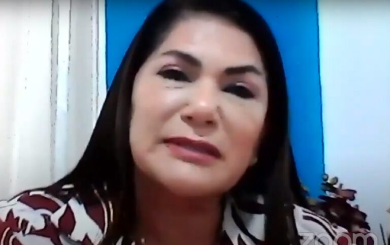 Antônia Sales se emociona e chora na Aleac ao falar de saúde da filha, a deputada federal Jéssica Sales, que enfrenta um câncer