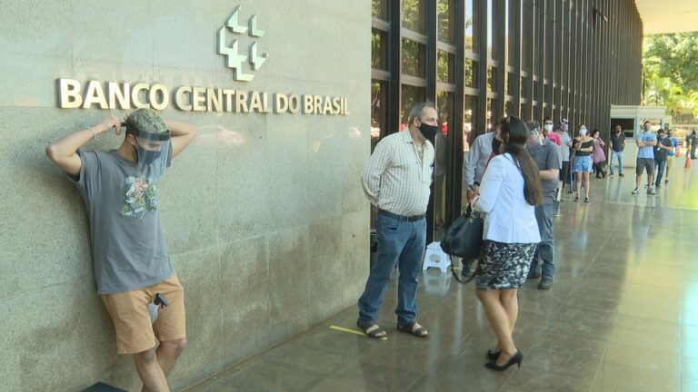Colecionadores formam fila para garantir nova cédula de R$ 200 no Banco Central, em Brasília