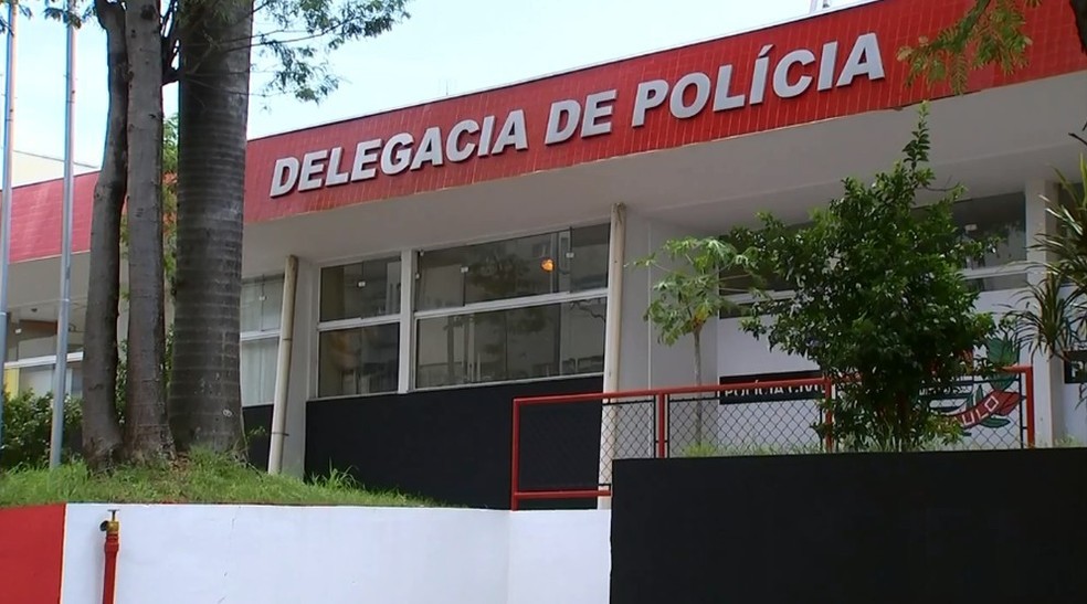 Mulher acusa ex-marido de estuprar filha de 13 anos na frente do avô por ser lésbica