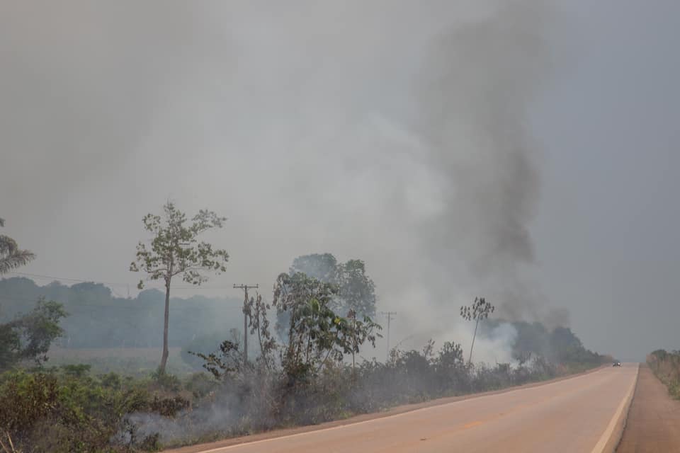Vídeo: Fumaça invade BR-364 entre RO e AC e coloca em risco a vida de quem viaja
