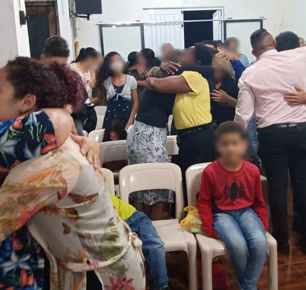 Pastor diz que ‘praga não entra na igreja’ e fiéis ignoram covid durante culto