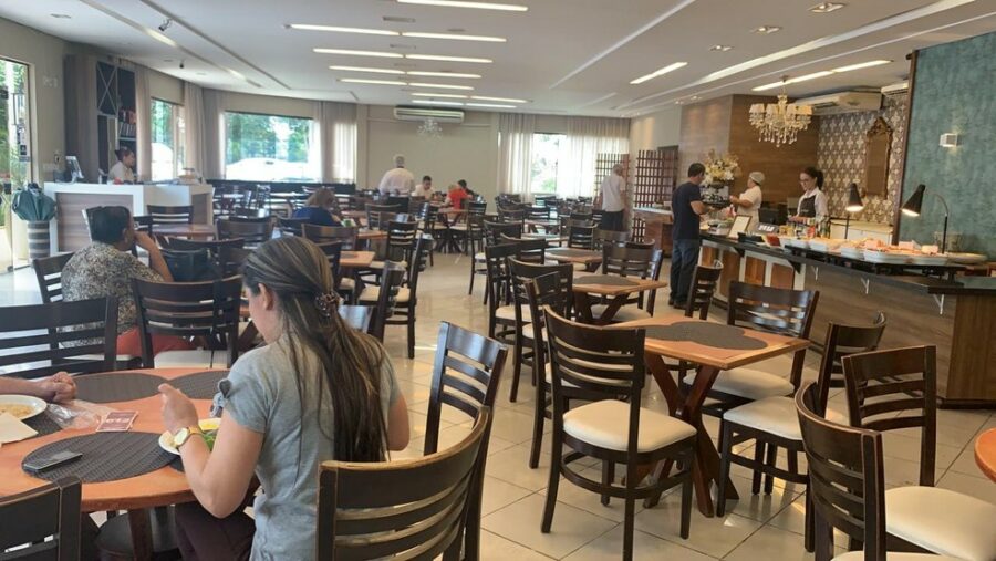 Regras sanitárias em bares e restaurantes ficam ‘menos rígido’ na Capital; entenda