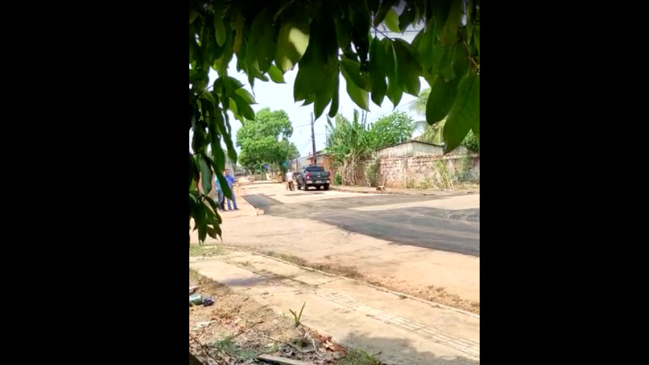 Vídeo: internauta diz que candidato a prefeito estragou asfalto em rua de Rio Branco