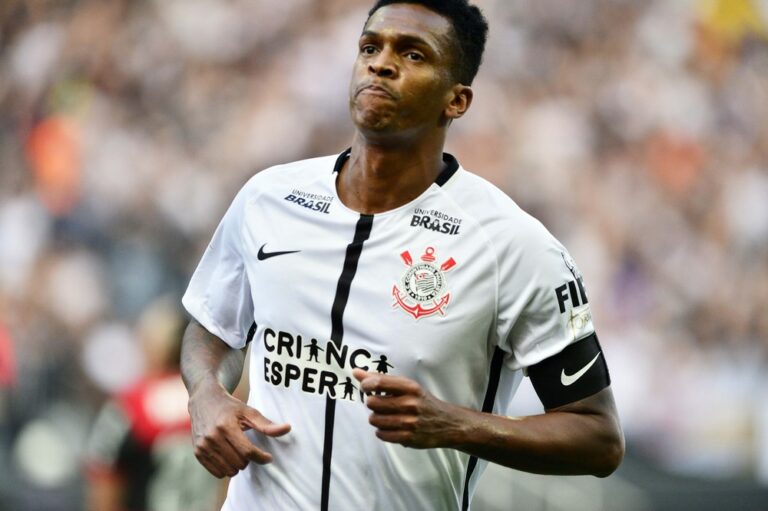 STJD suspende Jô por dois jogos após agressão a zagueiro do São Paulo